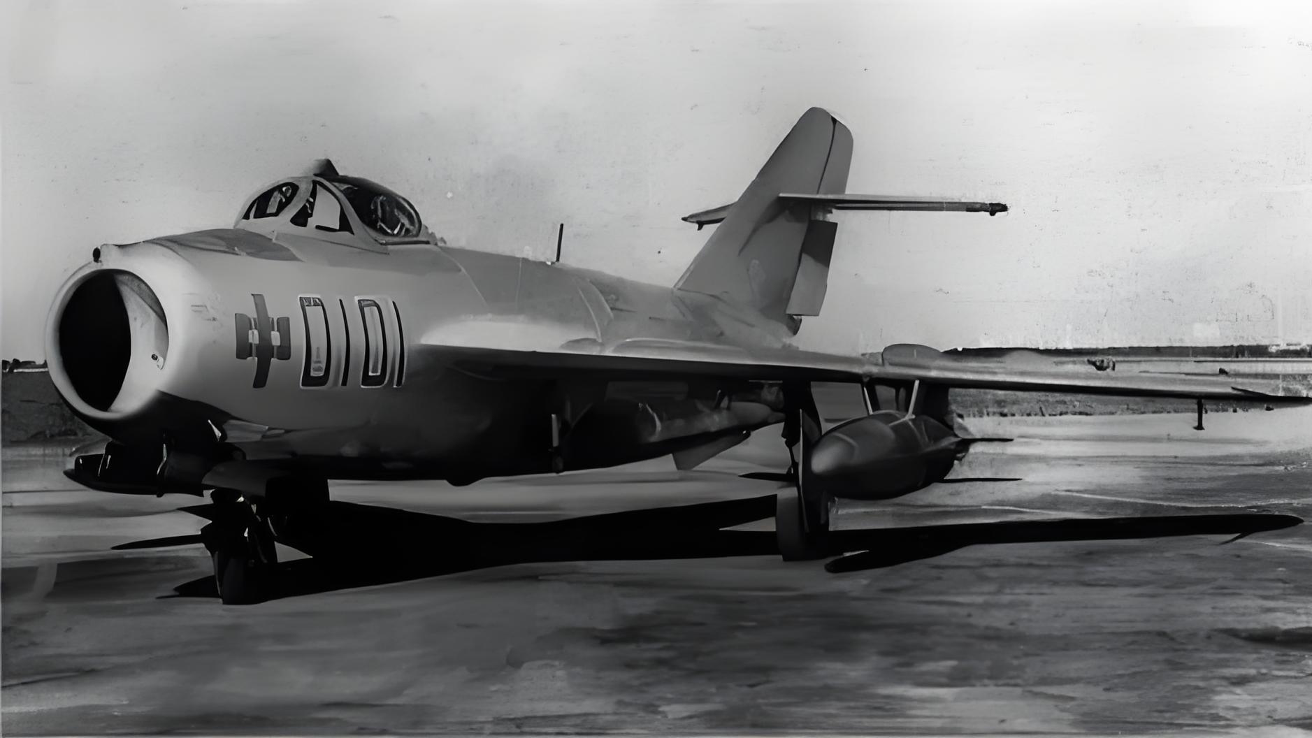 歼-20与苏-57同框，看完我国歼击机的发展历程，才知道有多不易！