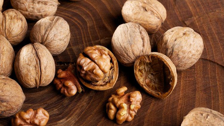 58岁大爷每天吃小核桃，坚持1年没断过，身体变化让人看了称赞