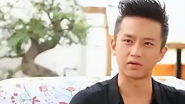《花少6》又搞事情！侯明昊野外拉屎被播出，荣梓杉发言遭热议