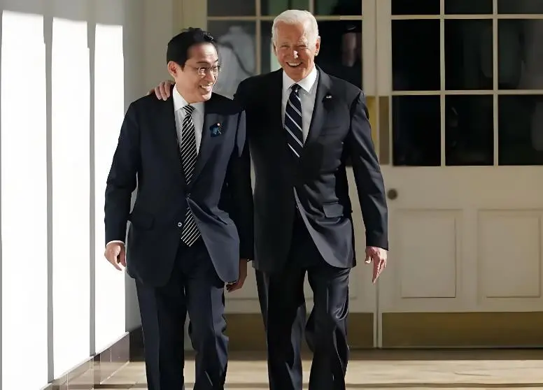 特朗普终于拿出俄乌方案：泽连斯基欲哭无泪，欧盟傻眼，普京呢？