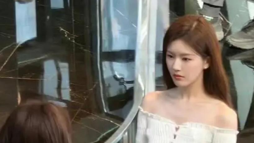 "赵露思自曝吻戏趣事，与陈伟霆《许我耀眼》合作更显专业"