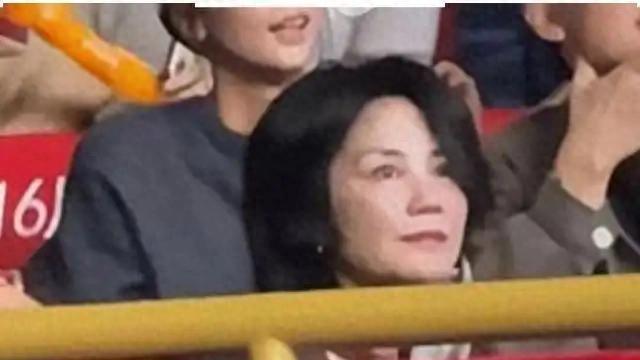 55岁王菲现身女儿演唱会！窦靖童嗓音遗传王菲，母女情深引热议