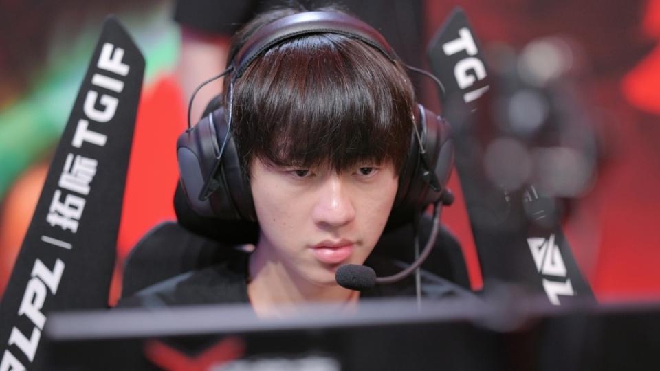 WE化身撑伞人送RNG首胜，自己2-4收官掉入涅槃组，真的太伟大了