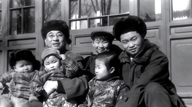 50年陈赓喜得千金，一女兵嘲笑长得丑，陈赓罕见发怒：谁敢这么说