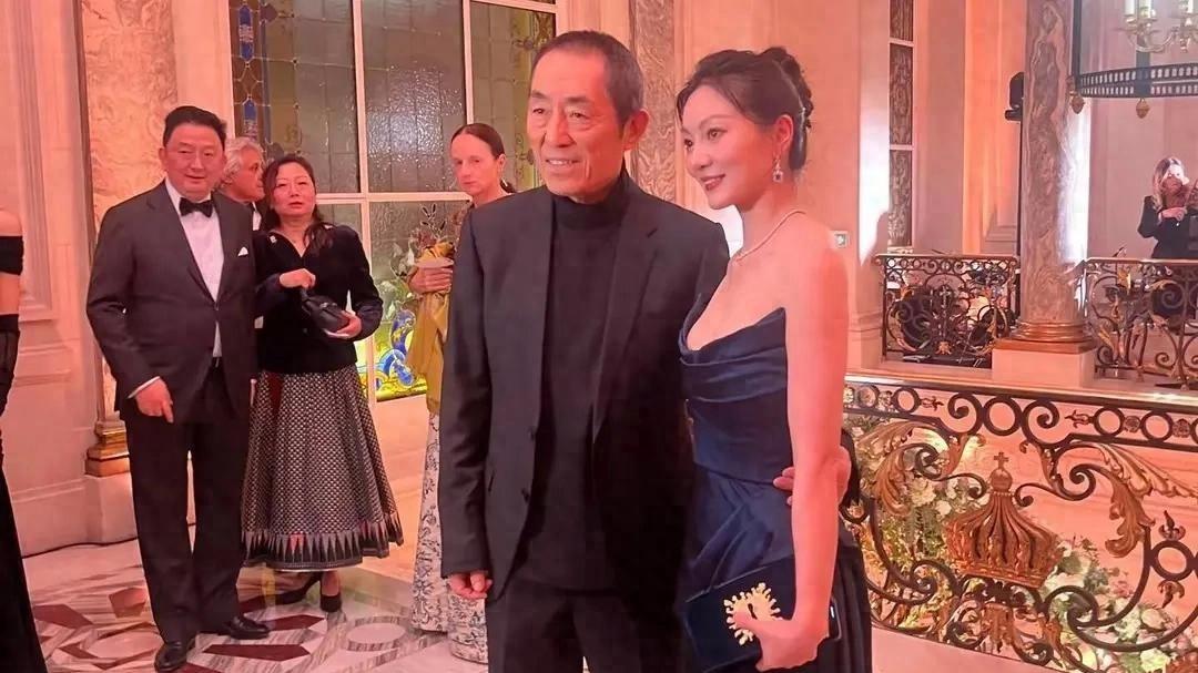 张艺谋蹲地给陈婷拍照，漂亮的陈婷抢了女儿张壹欣的风头！