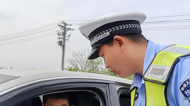 离谱！货车司机服务区睡觉被叫醒罚款，网友吵翻天，官方回应亮了