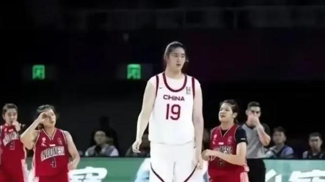 女篮张子宇打哭日本！日媒公开嘲讽身高年龄作弊，没那么高的人？