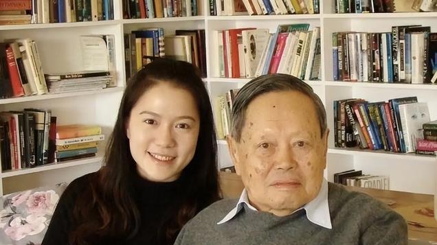 2018年，杨振宁和翁帆游览三峡的合影，夫人看起来比子女们都年轻