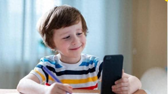 孩子如何才能“放弃”手机?