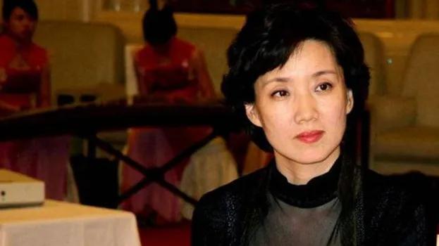 她曾是央视“最美国脸”，42岁二婚嫁省委书记，如今60岁却无儿无女