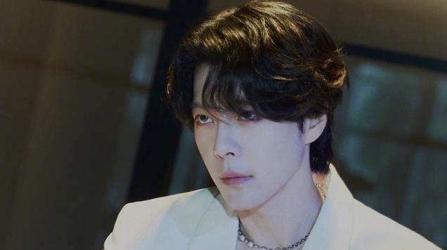 刘亦菲的渣男前夫火了 ! 41岁像20岁 , 见面会收1280元被吐槽割韭菜