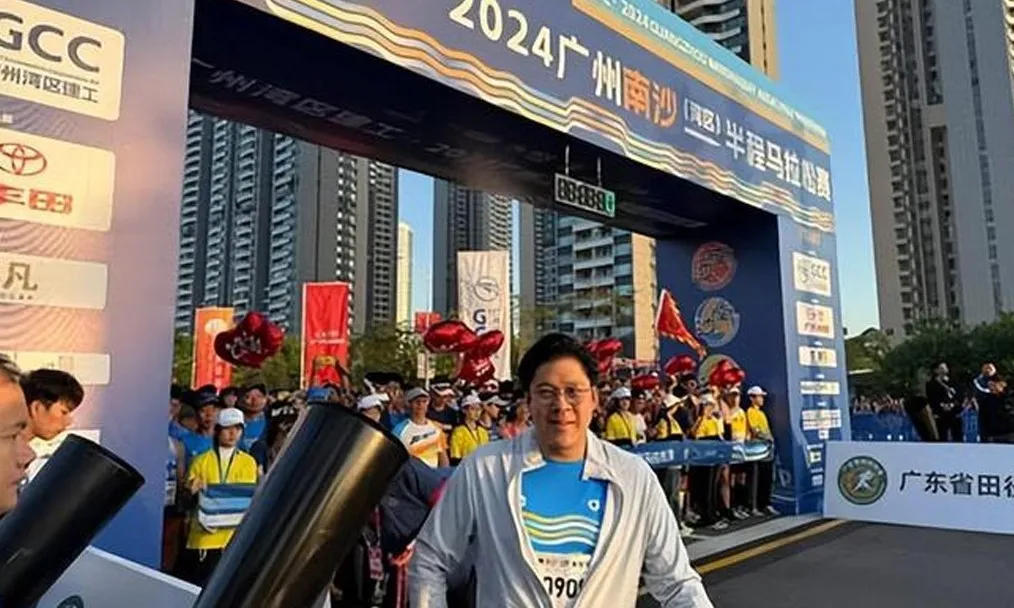 南沙马拉松霍家三子罕见同台！启刚发福启仁憨厚，单身霍启山最帅