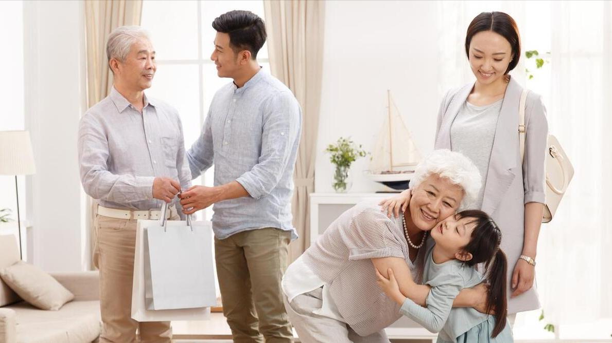 我二婚找了一个副师长做老伴，他退休金15000，结婚半年我后悔了