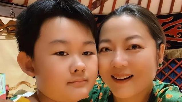 “村花”王茜华：两次被梅婷抢角 打200针瘦脸 嫁小丈夫后幸福吗？
