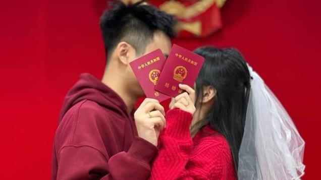 现如今年轻人这不结婚不生孩子的风，看来不是只吹一阵就过去了！