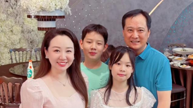 关凌晒全家福庆结婚13周年，老公老太快，被指像一个爹带着仨孩子