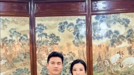 69 吕良伟 54 杨小娟同框，年龄成谜！