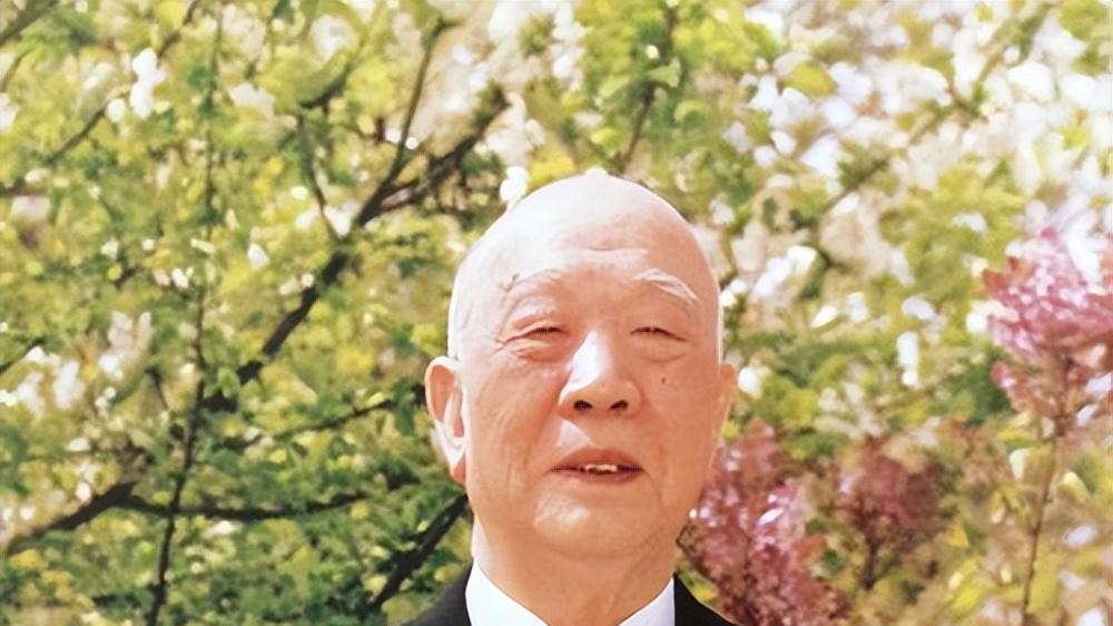 他主政新疆长达二十年，带领官兵开荒实现温饱自由，晚年当副主席