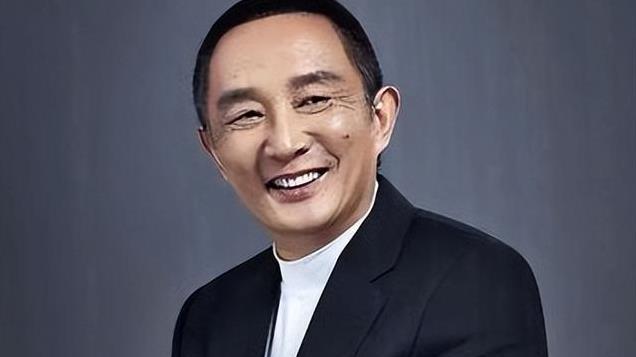 毁了半个娱圈美人的“风流导演”，如今67岁跌落神坛？老母成牵挂