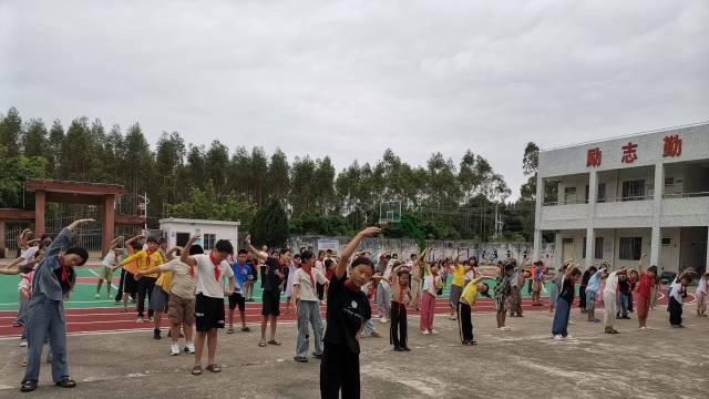 陆丰市人武部助力前边小学改造运动场所