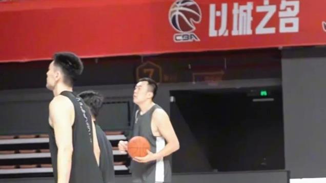 辽宁男篮上午踩场专访！杨鸣透露今晚只用双外援 李虎翼正式复出！