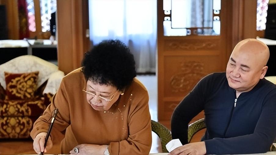 慈禧后人身价500多亿，拥有北京内环一条街，全家吃饭要等她上桌