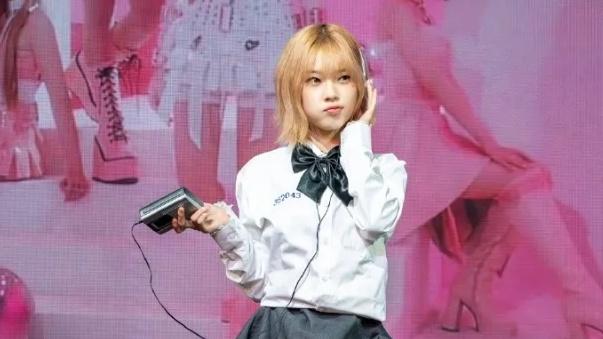 韩国人气女团17岁成员高温晕倒，网友：才出道5个月