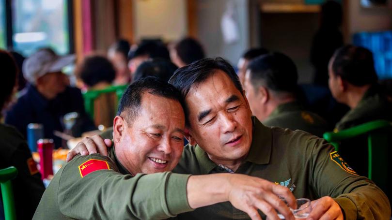 79年退伍后我带着书信去探望战友父母，不曾想战友妹妹已等我多年