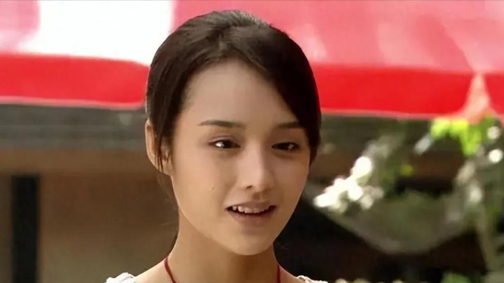 17岁被邀上春晚，最红时却选择嫁人，婚后将丈夫培养成双料影帝