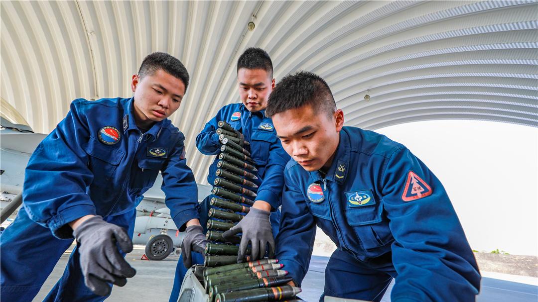 南部战区空军航空兵某旅：实弹射击展雄威