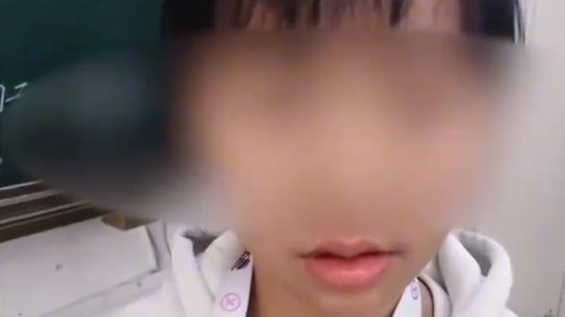 嚣张！小学老师扇女孩耳光，录视频给家长：你舍不得，我替你打！