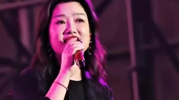 凤凰传奇演唱会, 女粉丝跟唱《全是爱》, 把自己唱生气了