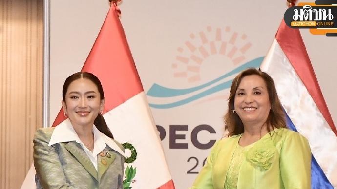 泰国总理启程回国，迷彩上衣配银色裤子好惊艳，送行小姐姐超优雅