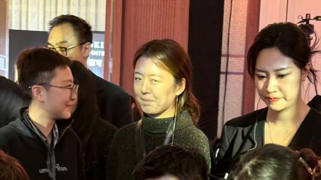 国乒12月7日新情报：孙颖莎没时间完成小愿望，马龙参加宴会帅气