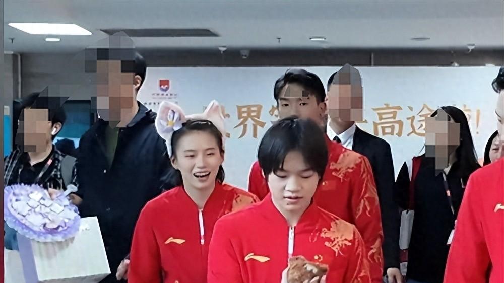 陈芋汐全红婵参加活动，工作人员对两人的态度亮了，婵宝魅力一绝