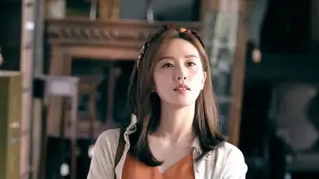 46岁冯绍峰新照曝光，牵手美女气质出众超般配！