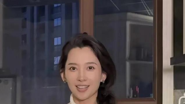 53岁汪峰艳福不浅，小20岁女友下厨不穿围裙，厨艺颜值双在线