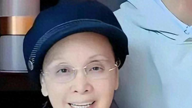 80岁李谷一罕见露脸，国庆期间和付笛生任静夫妇同框，瘦到脱相