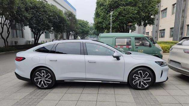 宝骏享境实车出街，双外观+双动力，能平替小米SU7吗？