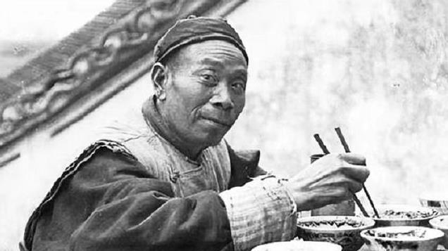 二斤饼一斤酱肉：郑老屁傍上白景琦，伙食已超过民国时大部分地主