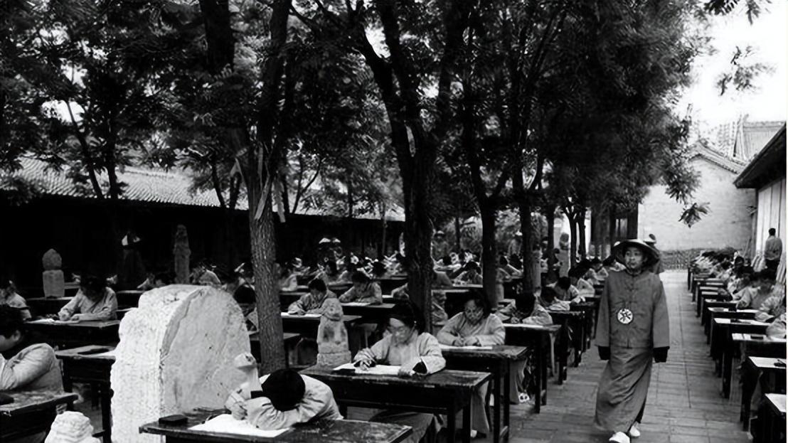 她是通房丫头出身的小妾，在饭桌前站了24年，儿子及第后才有座位