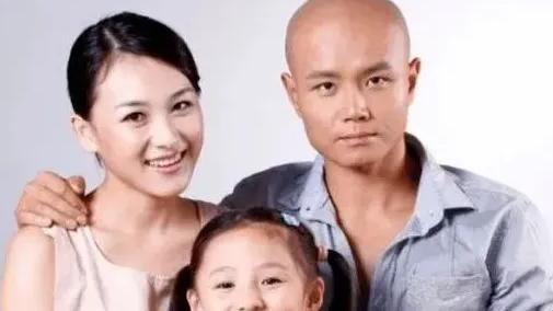 48岁陶红因病去世，9岁女儿一路跪拜祈福，与乐嘉婚姻仅维系3年