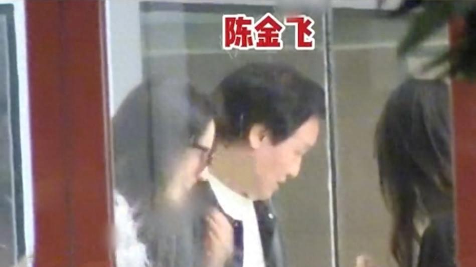 陈金飞与契女刘亦菲罕同框，一路有说有笑，杨采钰出局后资源骤降