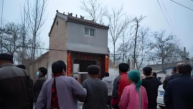 2015年，一男子捡铜环给妻子当戒指，数天后有人上门：五万卖不卖