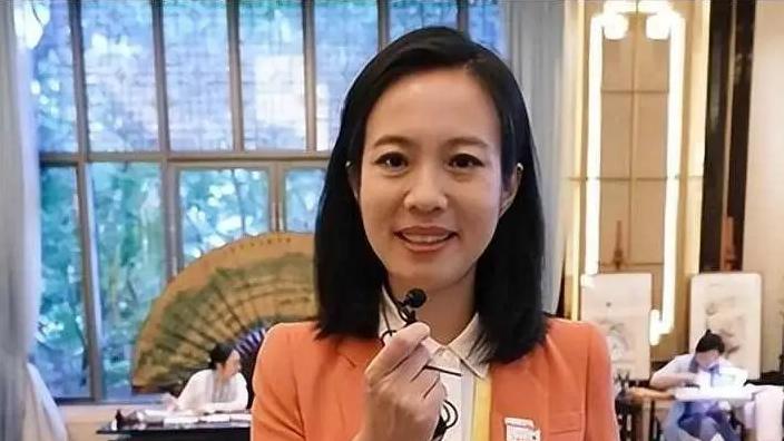 新闻联播主持宝晓峰：读错一个字救活一个贫困县，如今怎么样了？
