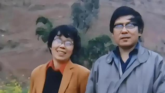 90年，张桂梅和丈夫的几张合影，他们并肩而立，郎才女貌令人羡慕