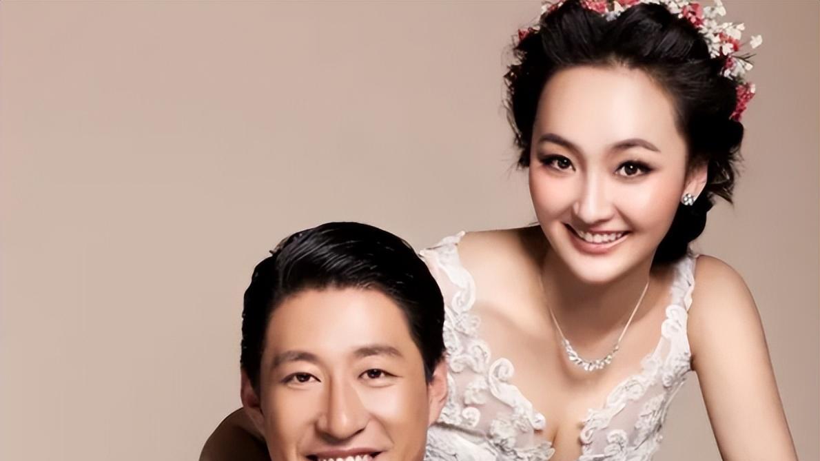 荧屏中是硬汉，前妻称他“家暴男”，二婚小13岁娇妻夸“好丈夫”