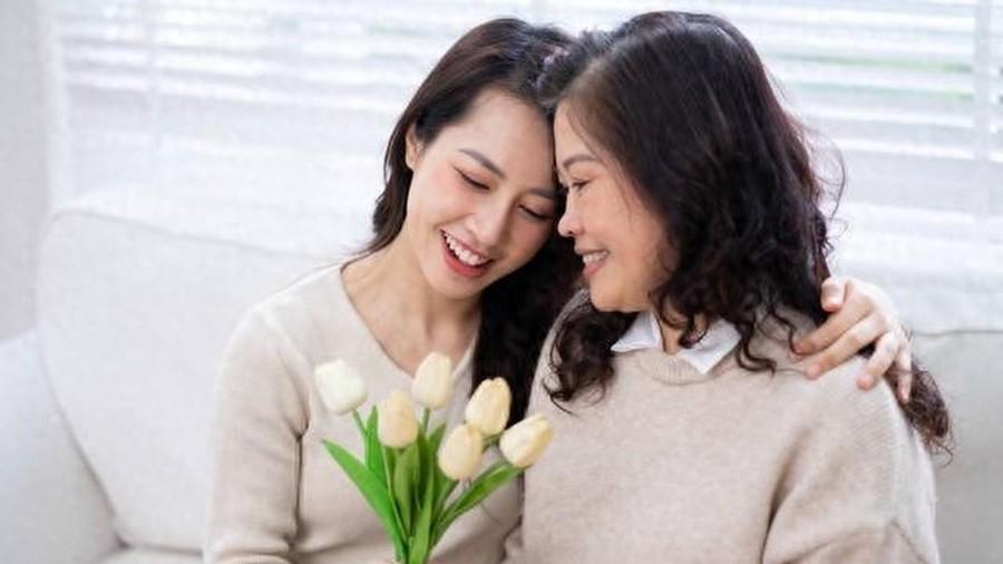 她69岁，退休金3500，花1500存2000，女儿还补贴2000养老，她开心