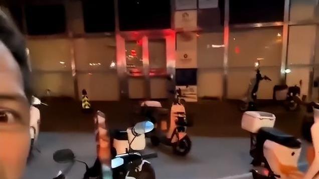 实行免签后，西方人组团来中国，竟然表现出两种截然不同的状态