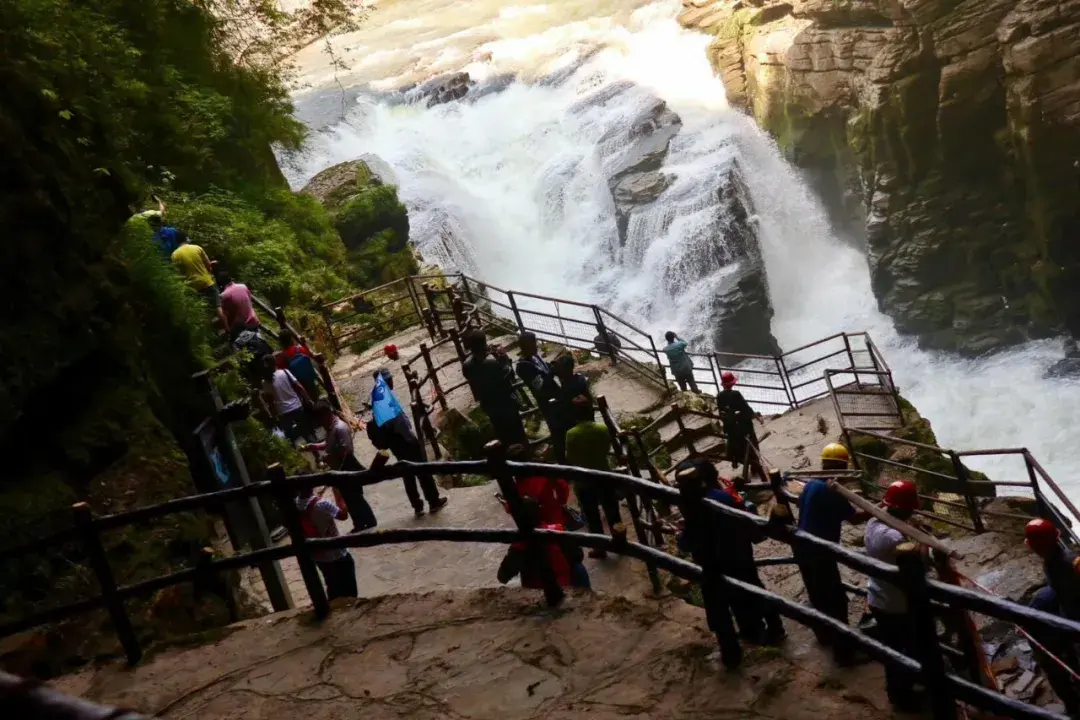 恩施的夏天普遍很热，除了这座小城是个例外